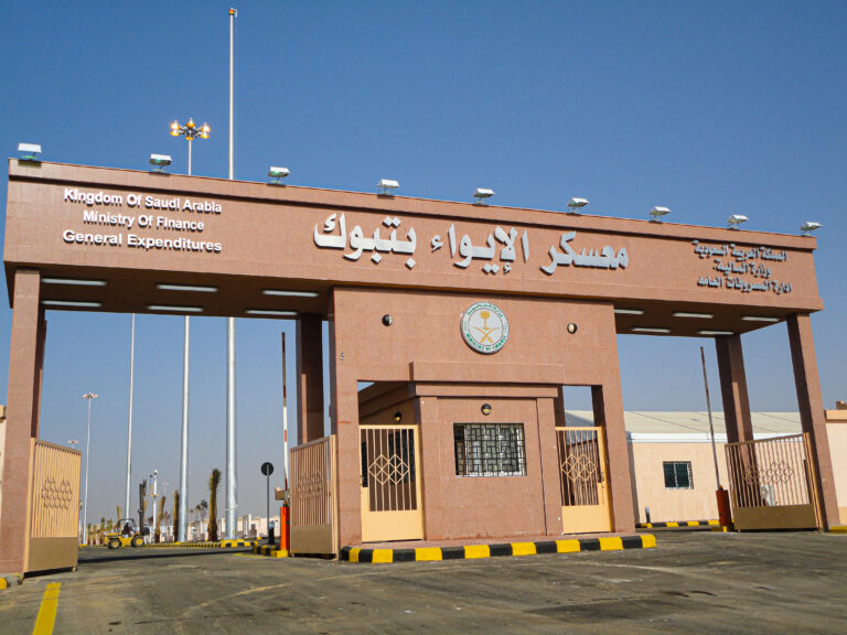 موقع العمل والإنشاءات القائمة في مشروع الإيواء بتبوك بتنفيذ شركة سكدكو