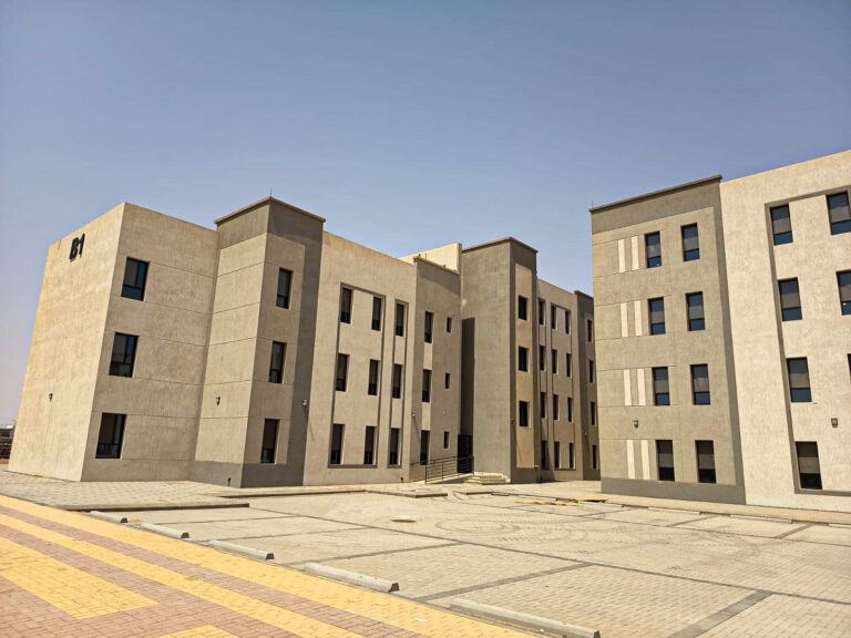 موقع العمل ومراحل الإنشاء في مشروع الإسكان التنموي 448 بتبوك بتنفيذ شركة سكدكو