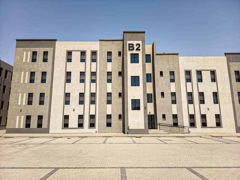 موقع العمل ومراحل الإنشاء في مشروع الإسكان التنموي 448 بتبوك بتنفيذ شركة سكدكو